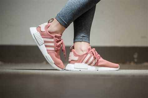 adidas nmd rosa schwarz|adidas r1 v2 shoes.